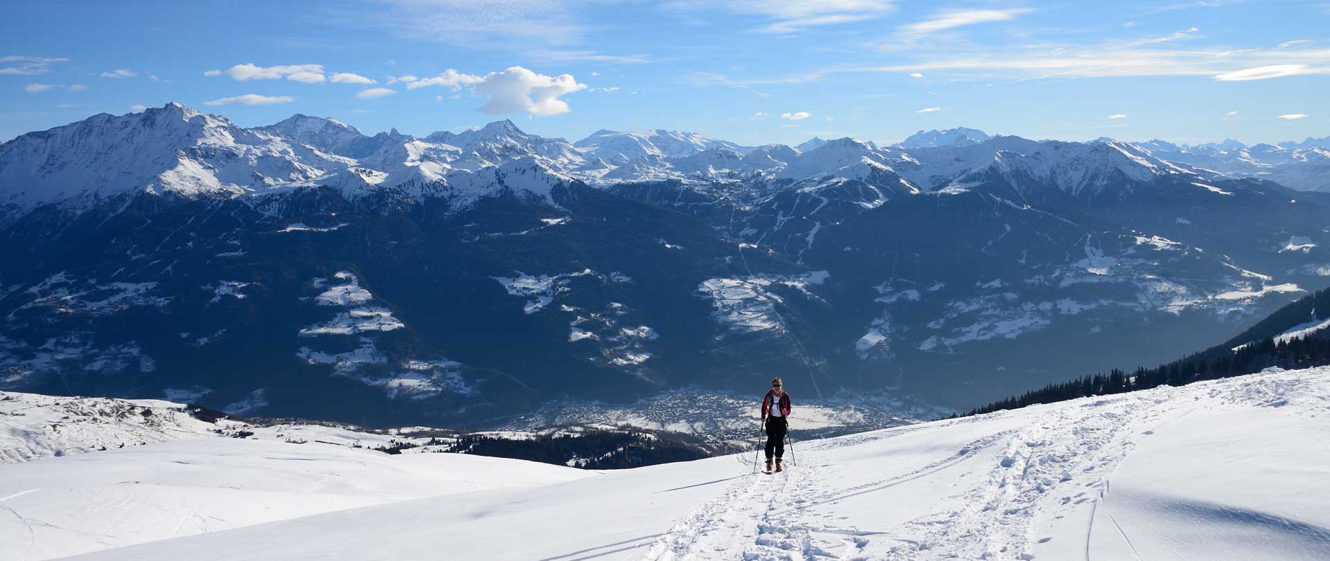 En arrière plan le domaine de La Plagne, avec Macôt en bas, Plagne Centre en haut et Bellecôte à gauche